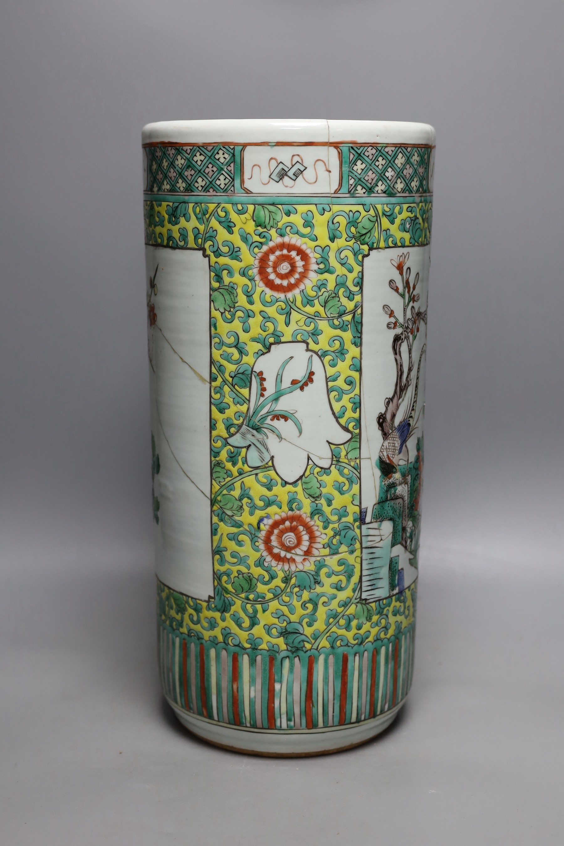 A Chinese famille verte umbrella stand, early 20th century, 44cm tall